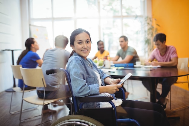 ejecutivo de negocios para discapacitados en el uso de la tableta digital