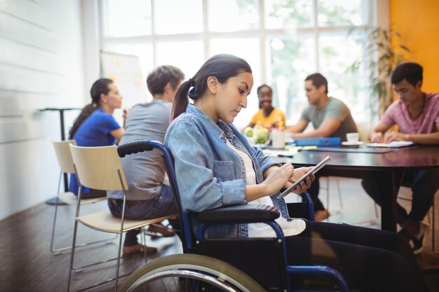 ejecutivo de negocios para discapacitados en el uso de la tableta digital