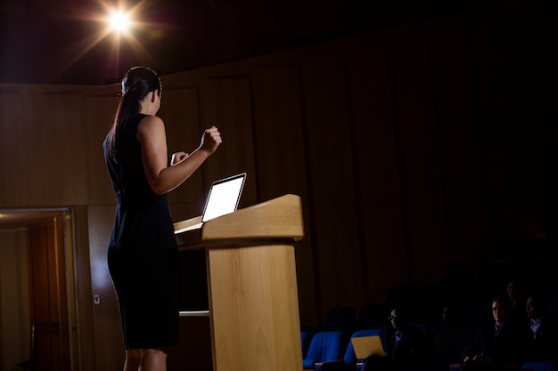 Ejecutivo de negocios femenino dando un discurso