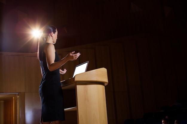 Foto gratuita ejecutivo de negocios femenino dando un discurso