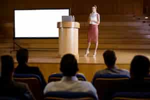 Foto gratuita ejecutivo de negocios femenino dando presentación