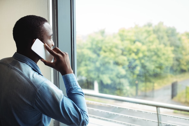 Ejecutivo de negocios hablando por teléfono móvil