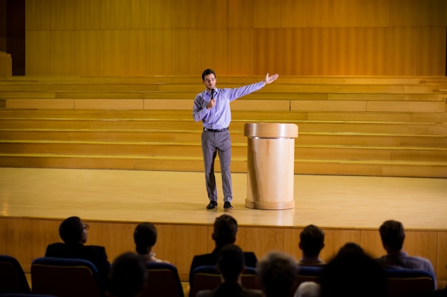 Foto gratuita ejecutivo de negocios masculino dando un discurso