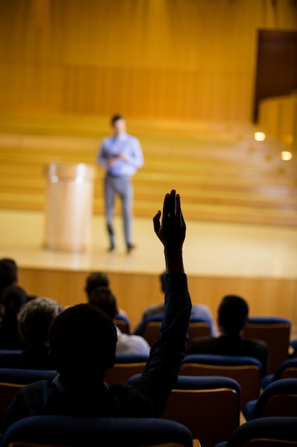 Ejecutivo de negocios masculino dando un discurso