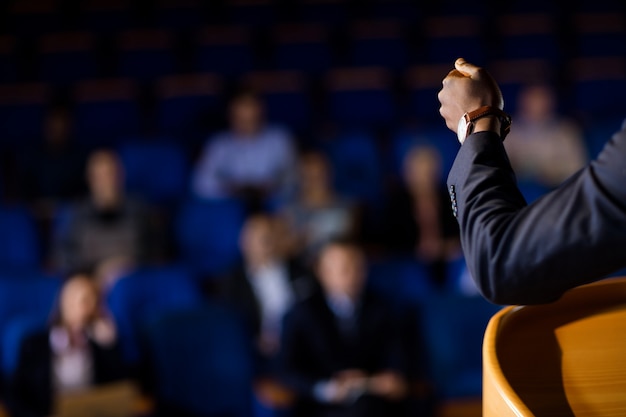 Foto gratuita ejecutivo de negocios masculino dando un discurso