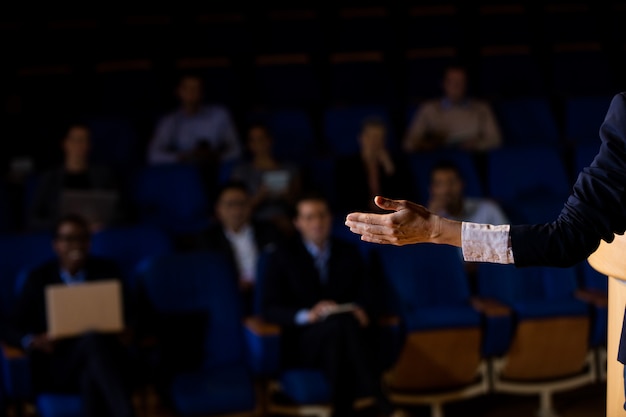 Ejecutivo de negocios masculino dando un discurso