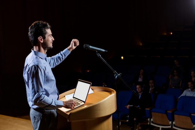 Ejecutivo de negocios masculino dando un discurso