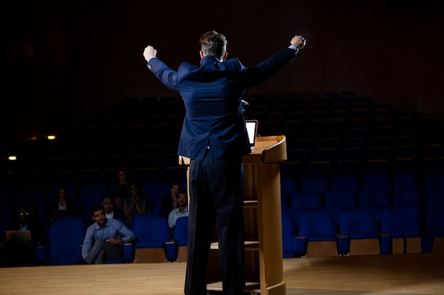 Ejecutivo de negocios masculino dando un discurso