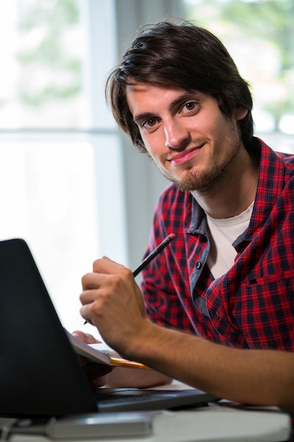 ejecutivo de negocios masculino que escribe en la libreta