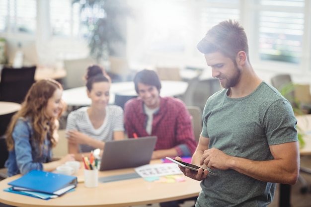 ejecutivo de negocios masculino que usa la tableta digital