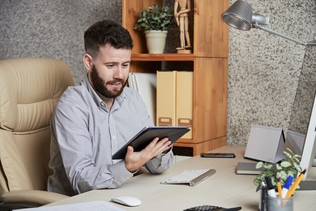 Ejecutivo de negocios con tableta