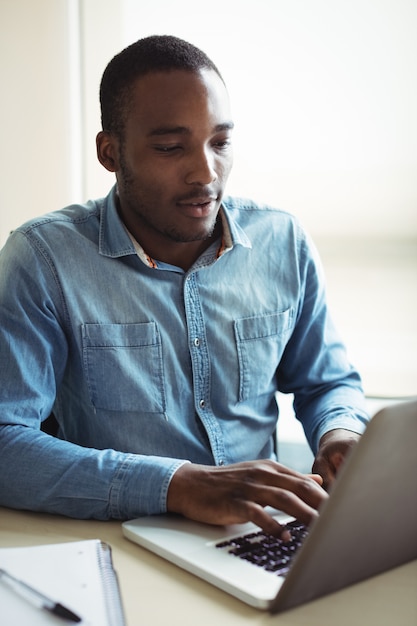 Ejecutivo de negocios usando laptop