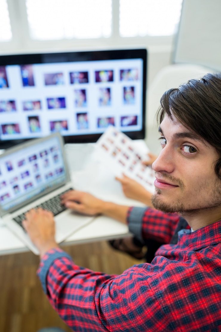 Foto gratuito ejecutivo de operaciones de sexo masculino que trabaja en la computadora portátil
