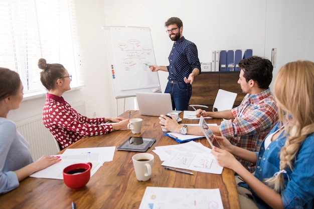 Foto gratuita ejecutivo presentando estrategia de trabajo