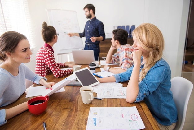 Ejecutivo presentando estrategia de trabajo