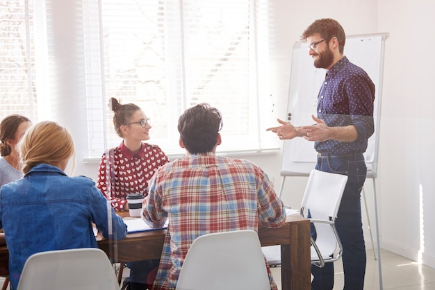 Foto gratuita ejecutivo presentando estrategia de trabajo