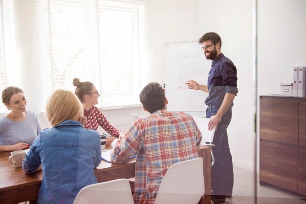 Ejecutivo que presenta la estrategia de trabajo