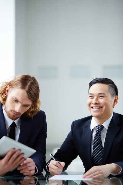 Foto gratuita ejecutivo sonriente con su compañero de trabajo