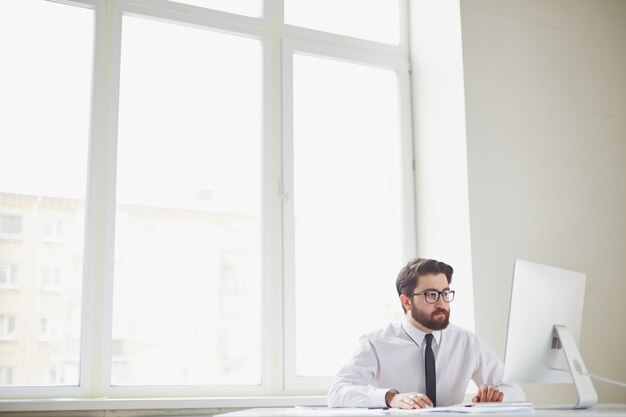 Ejecutivo trabajando solo en la oficina