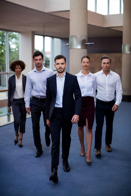 Ejecutivos de negocios caminando en el lobby de un centro de conferencias