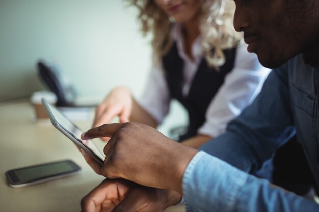 Ejecutivos de negocios discutiendo sobre tableta digital