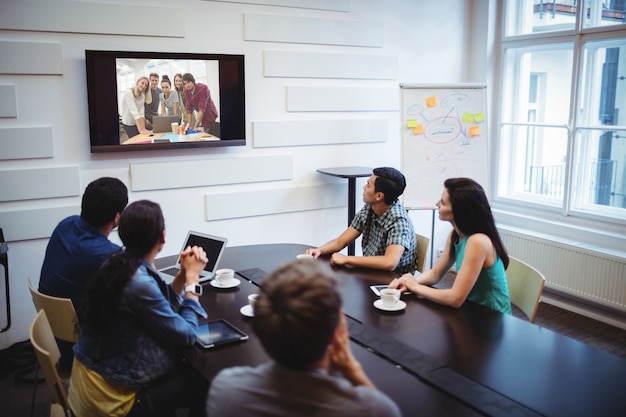 Los ejecutivos de negocios haciendo una videoconferencia