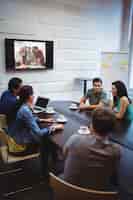 Foto gratuita los ejecutivos de negocios haciendo una videoconferencia