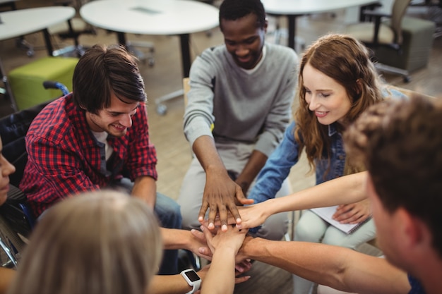 Los ejecutivos de negocios con la mano apilados