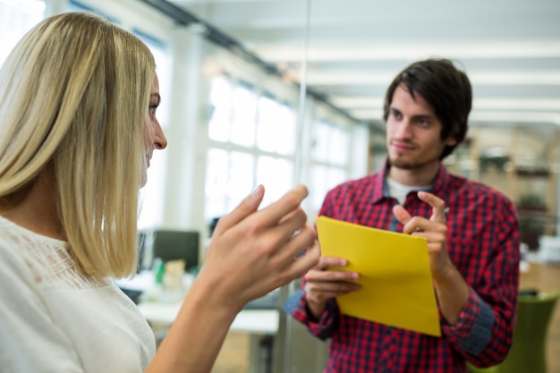 ejecutivos de negocios masculinos y femeninos que interactúan entre sí