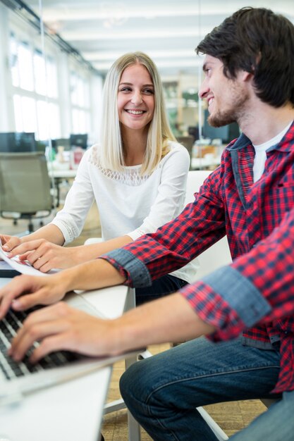 ejecutivos de negocios masculinos y femeninos que interactúan durante el trabajo