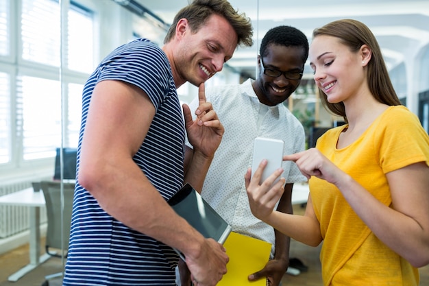 Los ejecutivos de negocios que discuten sobre el teléfono móvil