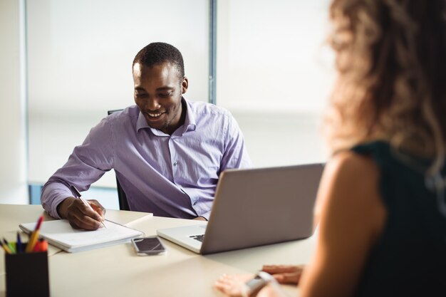 Ejecutivos de negocios que interactúan entre sí