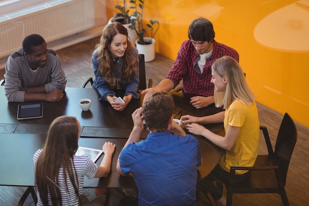 Los ejecutivos de negocios que interactúan entre sí