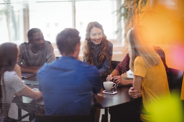 Los ejecutivos de negocios que interactúan entre sí