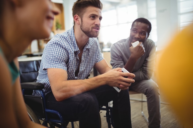 Los ejecutivos de negocios que interactúan entre sí