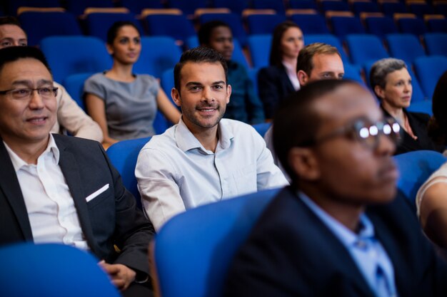 Ejecutivos de negocios que participan en una reunión de negocios