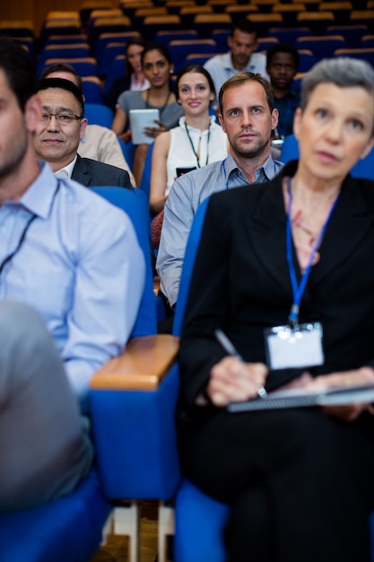 Ejecutivos de negocios que participan en una reunión de negocios