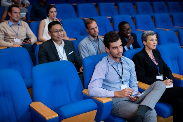 Ejecutivos de negocios que participan en una reunión de negocios