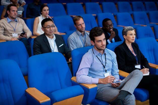 Ejecutivos de negocios que participan en una reunión de negocios