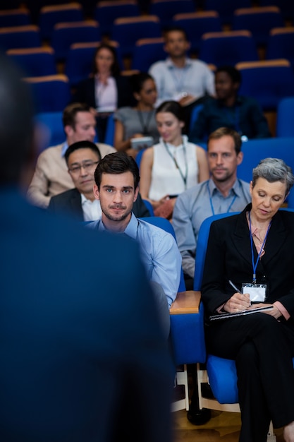 Ejecutivos de negocios que participan en una reunión de negocios