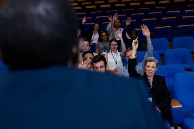 Foto gratuita ejecutivos de negocios que participan en una reunión de negocios