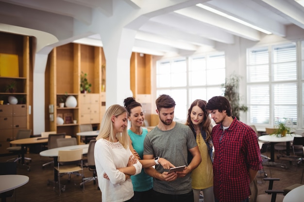 Foto gratuita los ejecutivos de negocios que tiene la discusión sobre la tableta digital