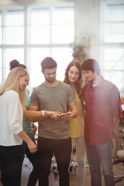 Los ejecutivos de negocios que tiene la discusión sobre la tableta digital