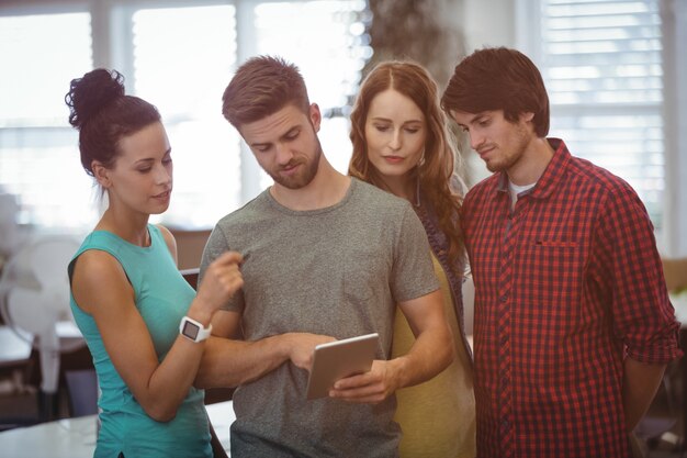 Los ejecutivos de negocios que tiene la discusión sobre la tableta digital