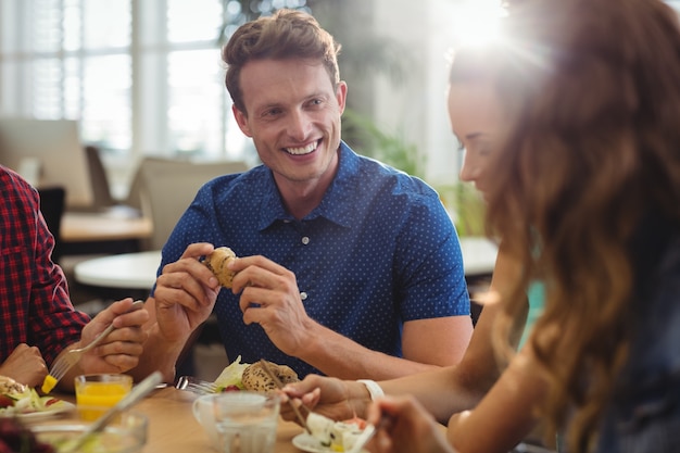 Los ejecutivos de negocios que tienen comida