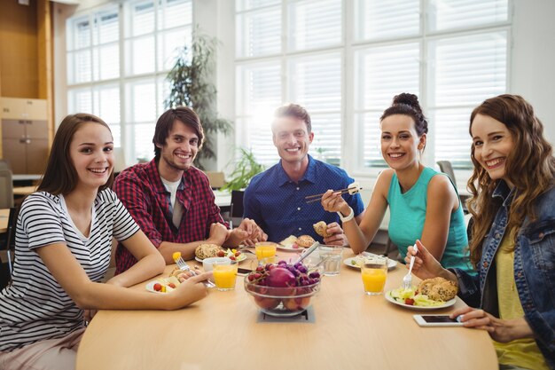 Foto gratuita los ejecutivos de negocios que tienen comida