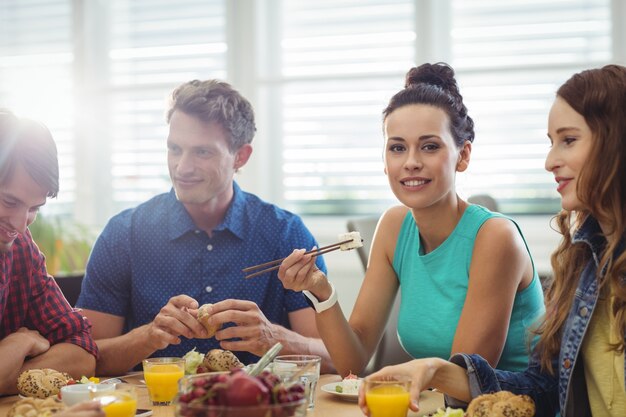 Los ejecutivos de negocios que tienen comida