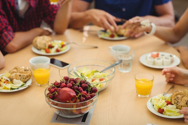 Los ejecutivos de negocios que tienen comida