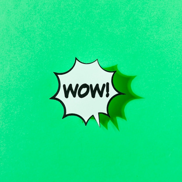 Ejemplo retro del arte pop de la palabra del wow en fondo verde