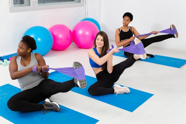 Ejercicio de flexibilidad en clase de gimnasia